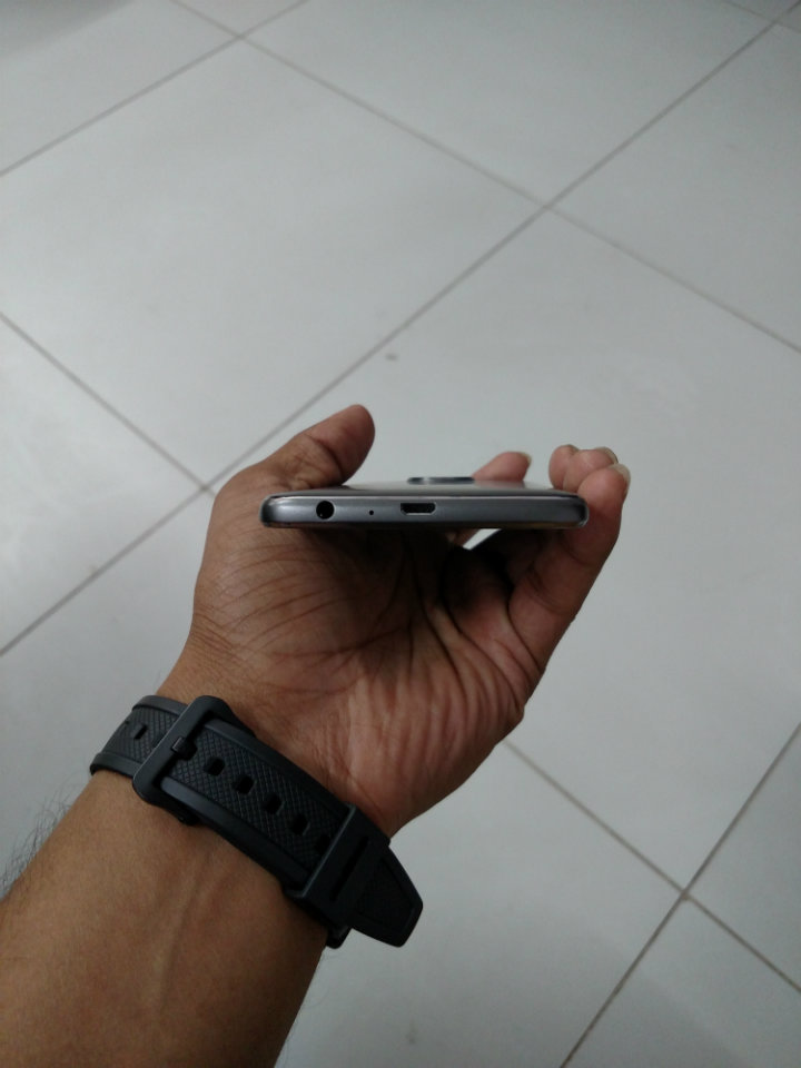 Motorola Moto G5 Plus bottom edge