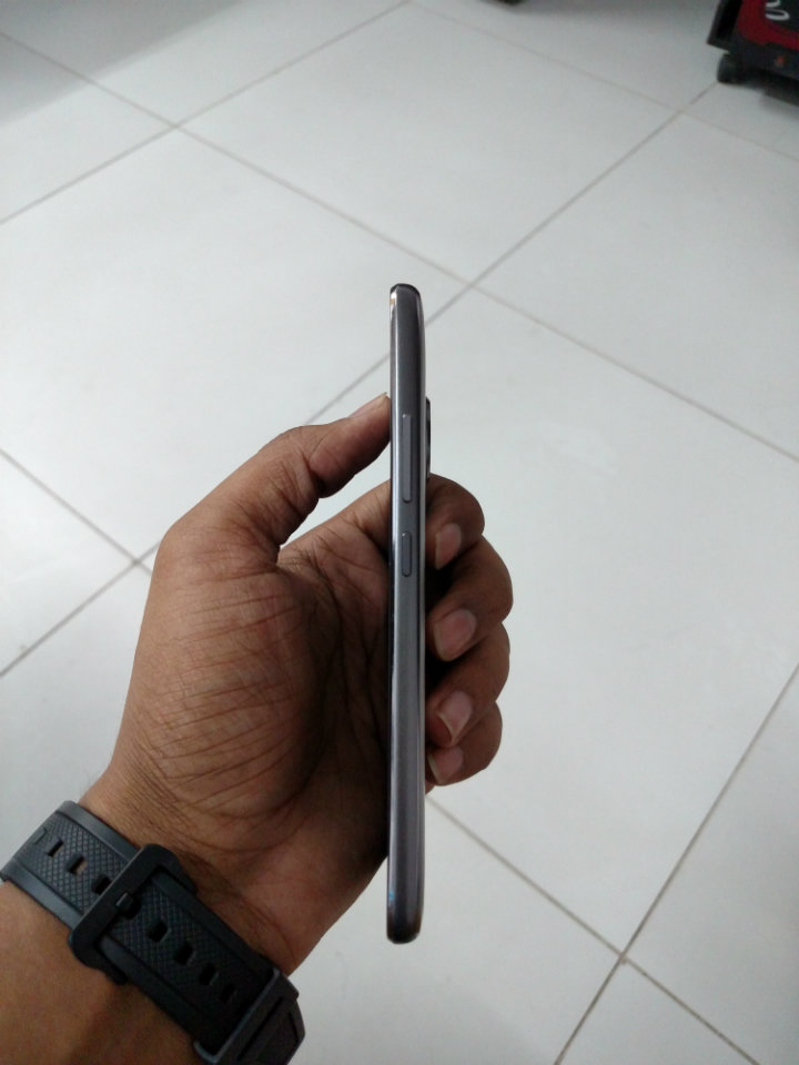 Motorola Moto G5 Plus Review - Side