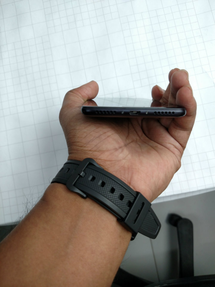 Tecno i7 First Impressions - Lower edge